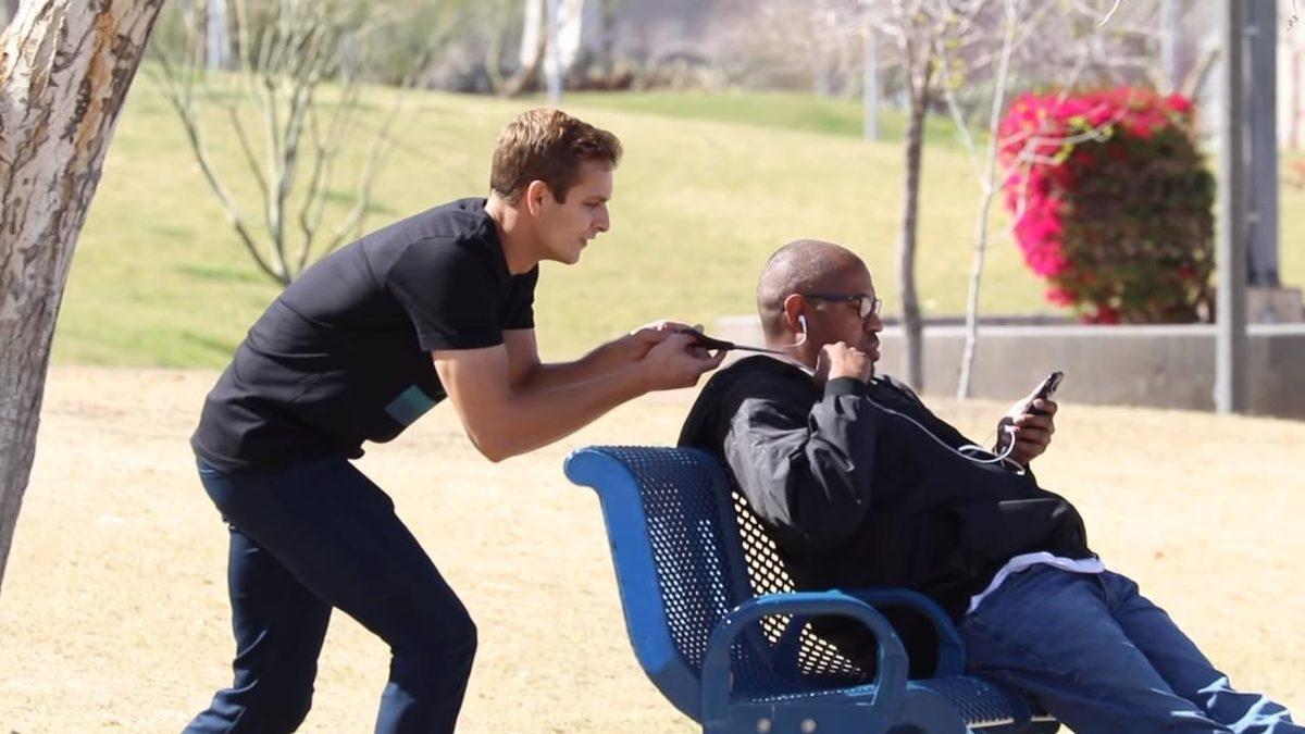 Bir YouTuber’ın Türkiye’de Yapsa Muhtemelen Başına İş Alacağı AirPods Max Hediyeli Şakası [Video]