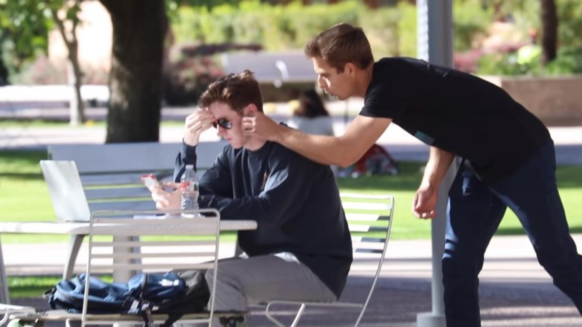 Bir YouTuber’ın Türkiye’de Yapsa Muhtemelen Başına İş Alacağı AirPods Max Hediyeli Şakası [Video]