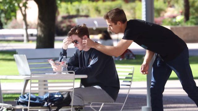 Bir YouTuber’ın Türkiye’de Yapsa Muhtemelen Başına İş Alacağı AirPods Max Hediyeli Şakası [Video]