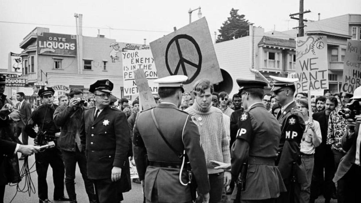 Barış İsteyen Herkesin Ortak Sembolü Haline Gelen Bu Ünlü Tasarım Nasıl Ortaya Çıktı?