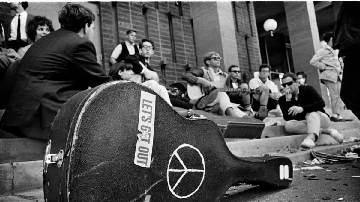 Barış İsteyen Herkesin Ortak Sembolü Haline Gelen Bu Ünlü Tasarım Nasıl Ortaya Çıktı?