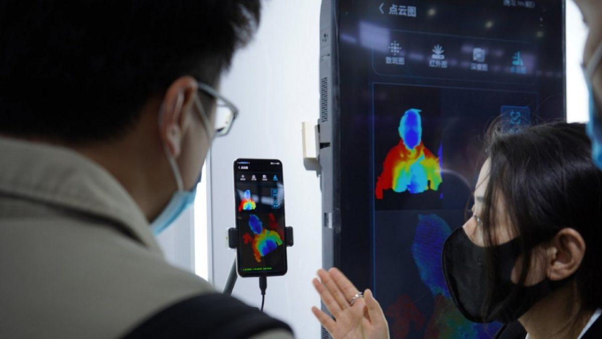 ZTE, iPhone’ları Çentiklerden Kurtaracak Ekran Altı Kamera Teknolojisini Duyurdu