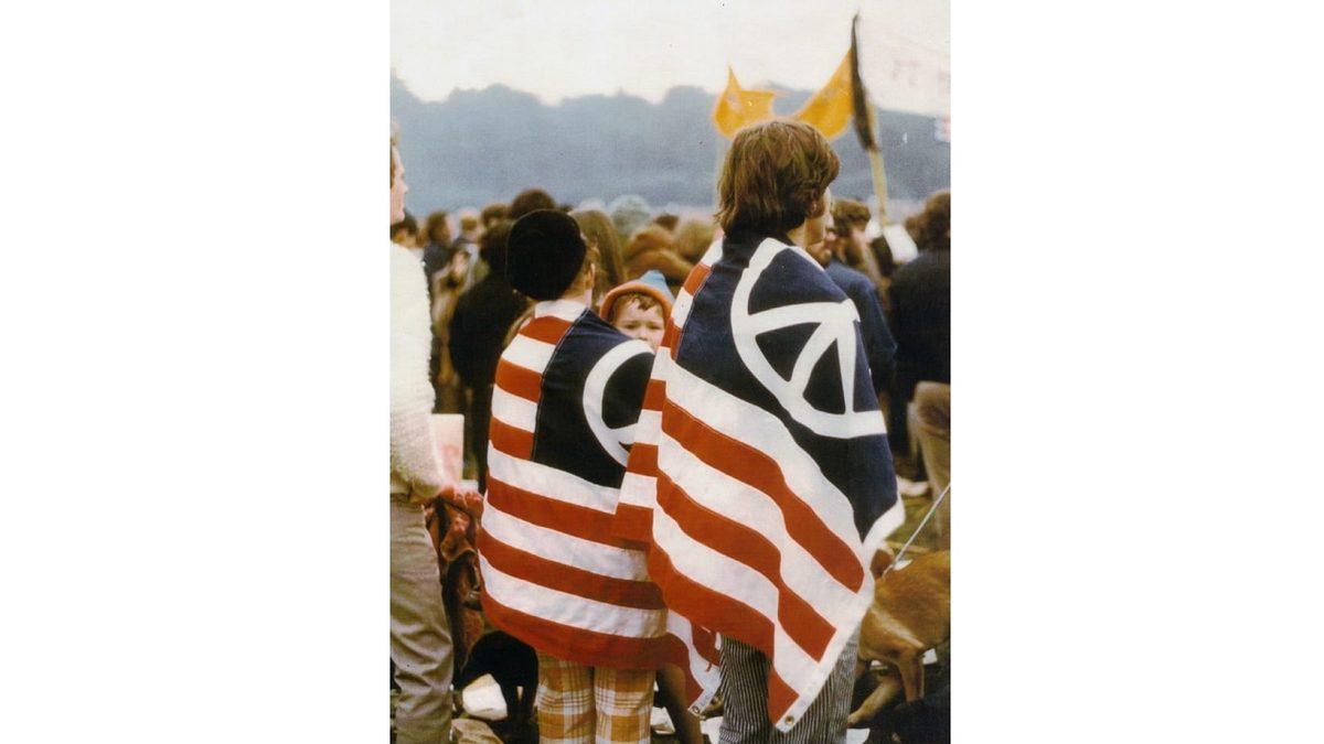 Barış İsteyen Herkesin Ortak Sembolü Haline Gelen Bu Ünlü Tasarım Nasıl Ortaya Çıktı?