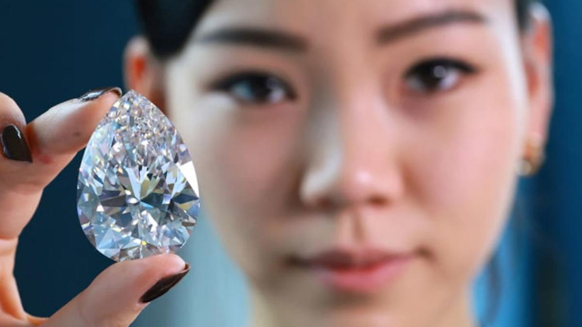 Dünyanın En Büyük Beyaz Elması Dudak Uçuklatan Fiyata Satıldı