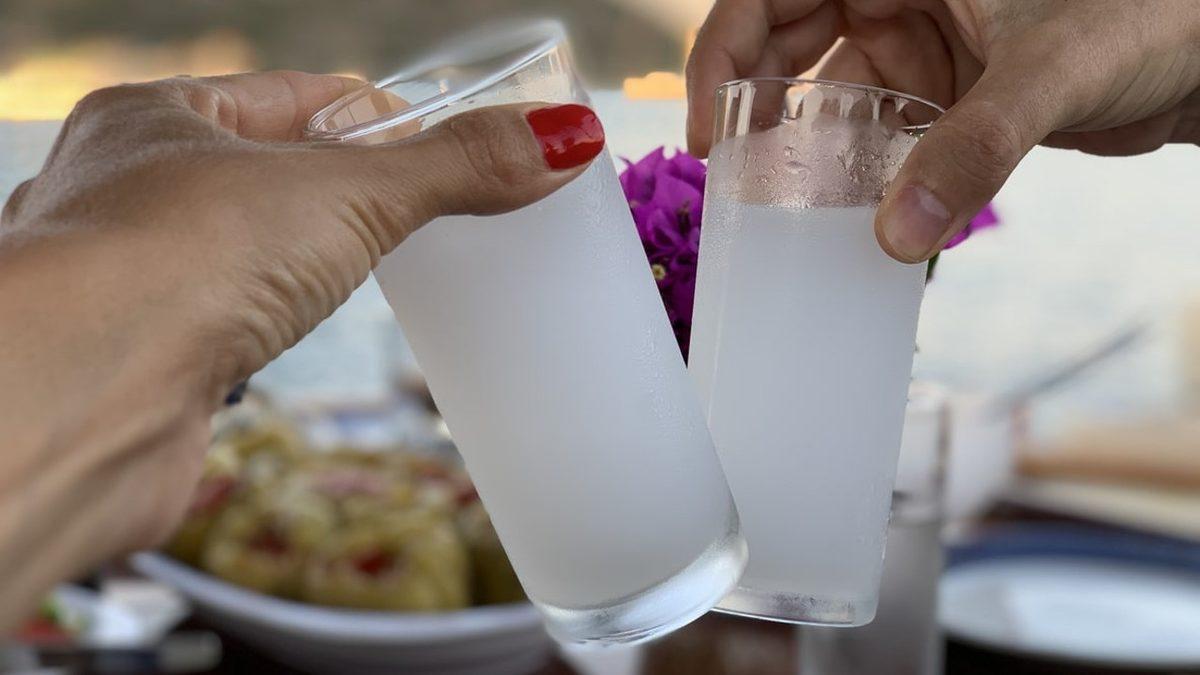 Gerçekten Şişede Durduğu Gibi Durmuyormuş: Rakıya Su Koyunca Neden Beyazlar?