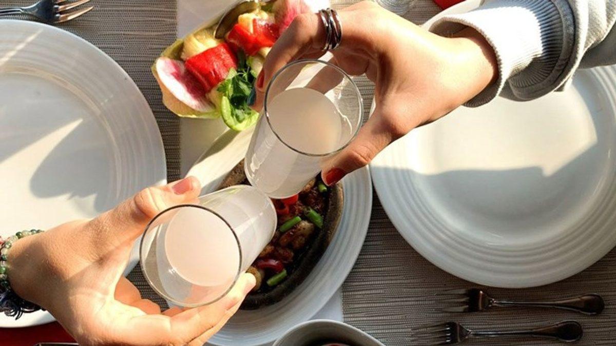 Gerçekten Şişede Durduğu Gibi Durmuyormuş: Rakıya Su Koyunca Neden Beyazlar?