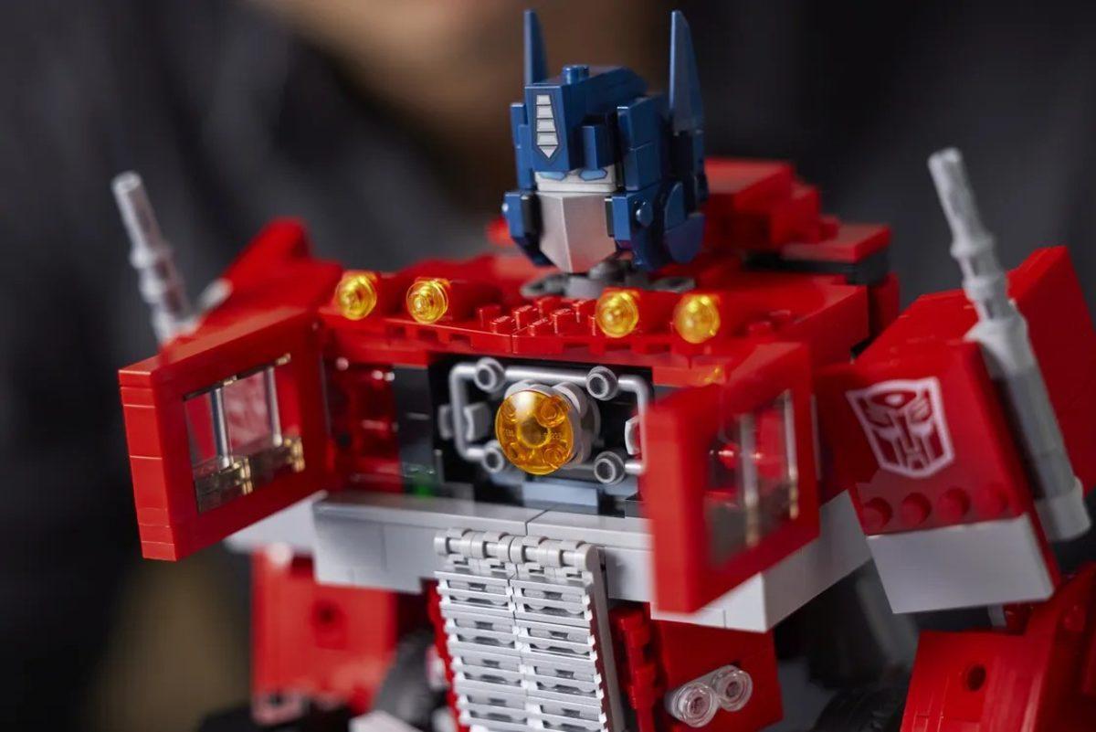 Transformers’ın Efsane Karakteri Optimus Prime’ı Gerçek Hayata Getiren LEGO Seti Tanıtıldı: Filmlerdeki Gibi Tırdan Robota Dönüşebilecek! [Video]