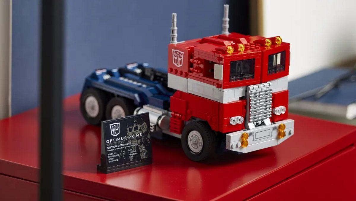Transformers’ın Efsane Karakteri Optimus Prime’ı Gerçek Hayata Getiren LEGO Seti Tanıtıldı: Filmlerdeki Gibi Tırdan Robota Dönüşebilecek! [Video]