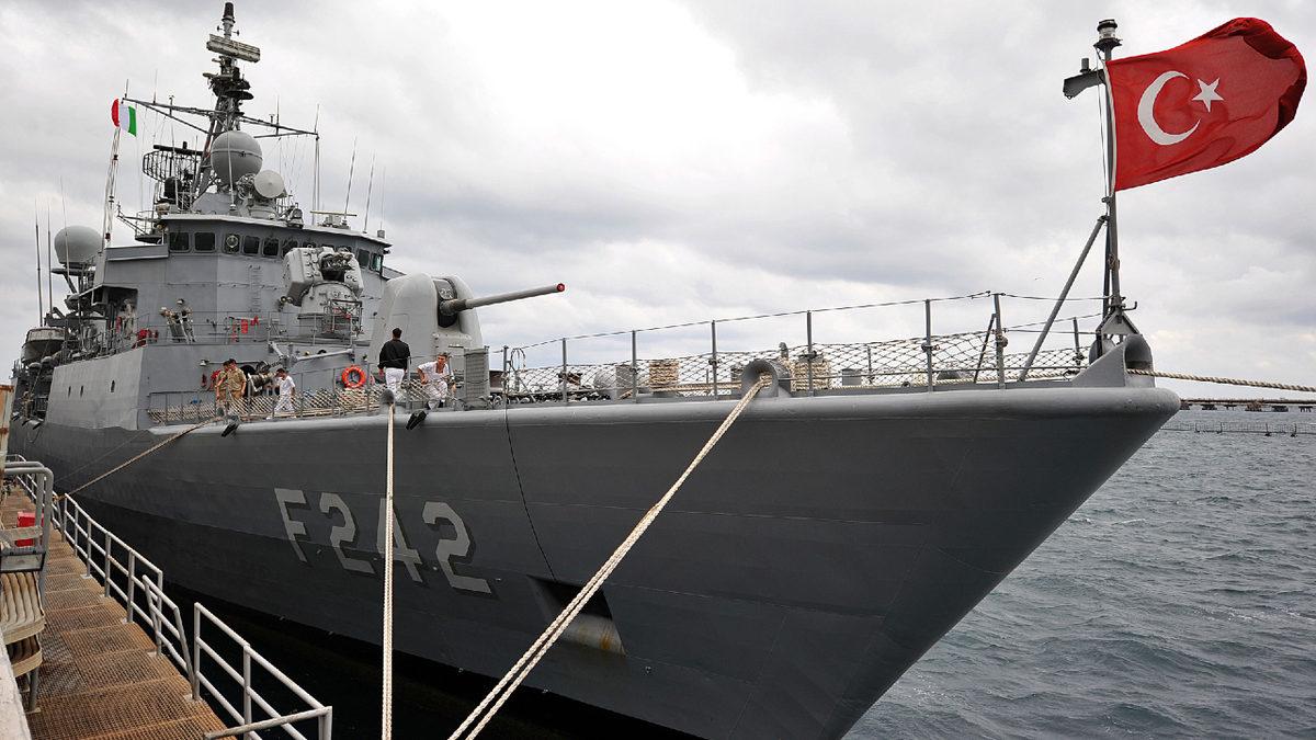 Savaş Gemilerinin Bayrak Direklerinde Neden Dinî Kitap Bulunur?