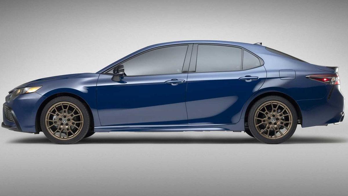 40. Yıl Özel 2023 Model Toyota Camry NSE Tanıtıldı: Passat Kadar Şık, Civic Kadar Sportif...