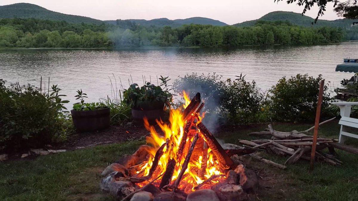 Otel Yerine Doğayı Tercih Edenler İçin Kamp Ateşi Nasıl, Hangi Malzemelerle Yakılır? Adım Adım Anlattık