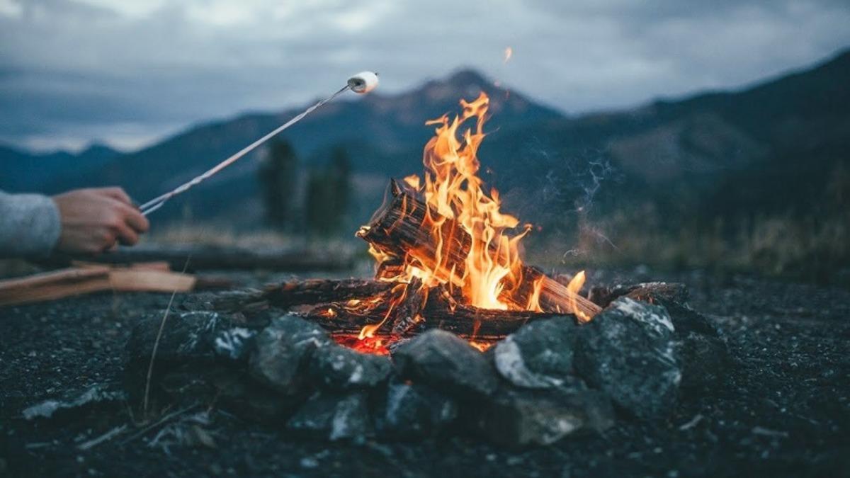 Otel Yerine Doğayı Tercih Edenler İçin Kamp Ateşi Nasıl, Hangi Malzemelerle Yakılır? Adım Adım Anlattık