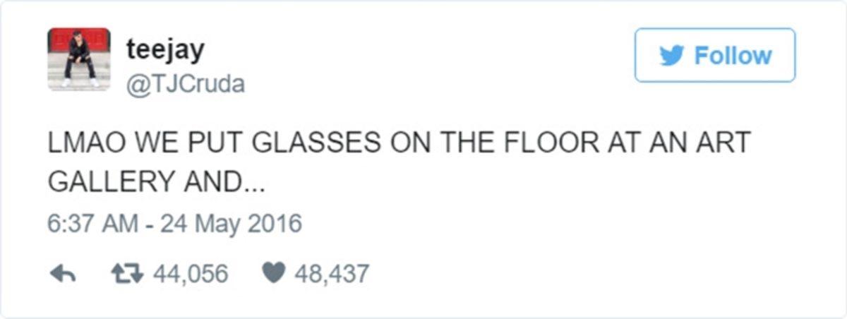 Sanat Galerisine Gözlük Bırakarak Ziyaretçileri Trollediler