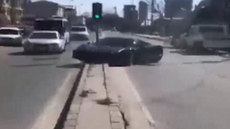 Ferrari’nin Gazına Bir Anda Yüklendiğinizde Ne Olacağını Gösteren Kaza [Video]