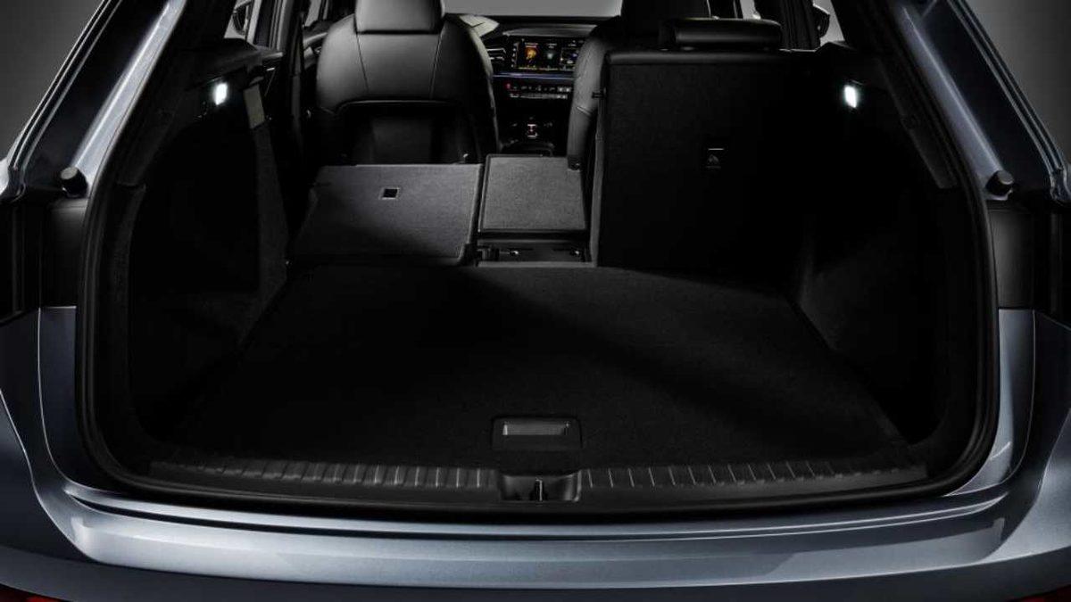 Navigasyon Bilgilerini Direkt Yola Yansıtacak Audi Q4 e-tron’un İç Mekan Fotoğrafları Paylaşıldı