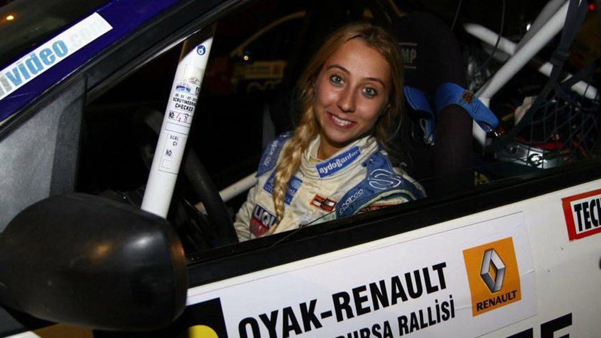 Türkiye’nin Kadın Ralli Şampiyonu Burcu Burkut Erenkul’dan Adrenalin Dolu ’Acemi Şoför’ Şakası
