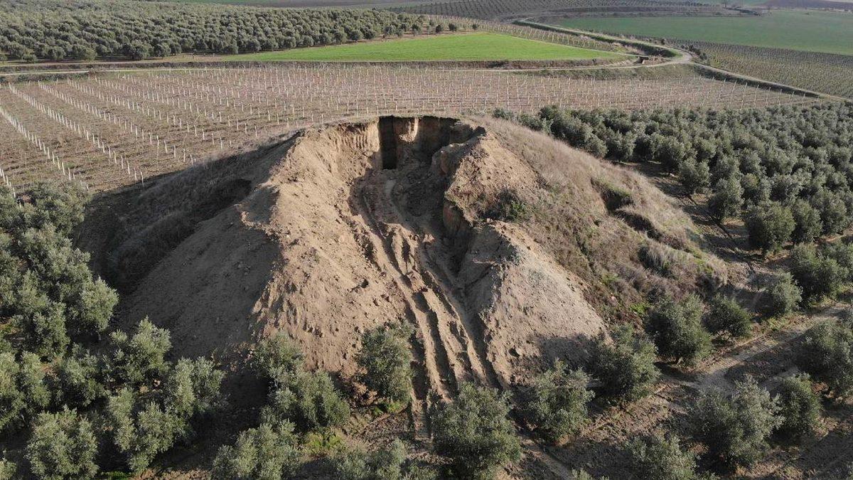 Çoğu Kişinin Sıradan Bir Tepe Sandığı Bu Gizemli Yapıların İçinde Aslında Ne Var? (Türkiye’de Yüzlercesi Var!)