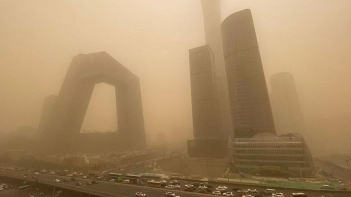 Çin’de Halkın ’Dünyanın Sonu Gelmiş Gibi’ Şeklinde Tanımladığı Büyük Bir Kum Fırtınası Yaşanıyor