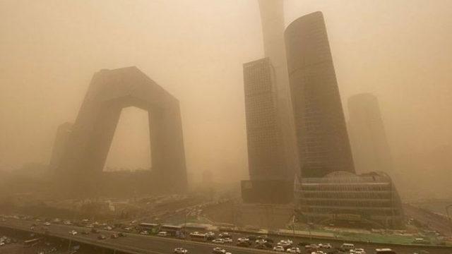 Çin’de Halkın ’Dünyanın Sonu Gelmiş Gibi’ Şeklinde Tanımladığı Büyük Bir Kum Fırtınası Yaşanıyor