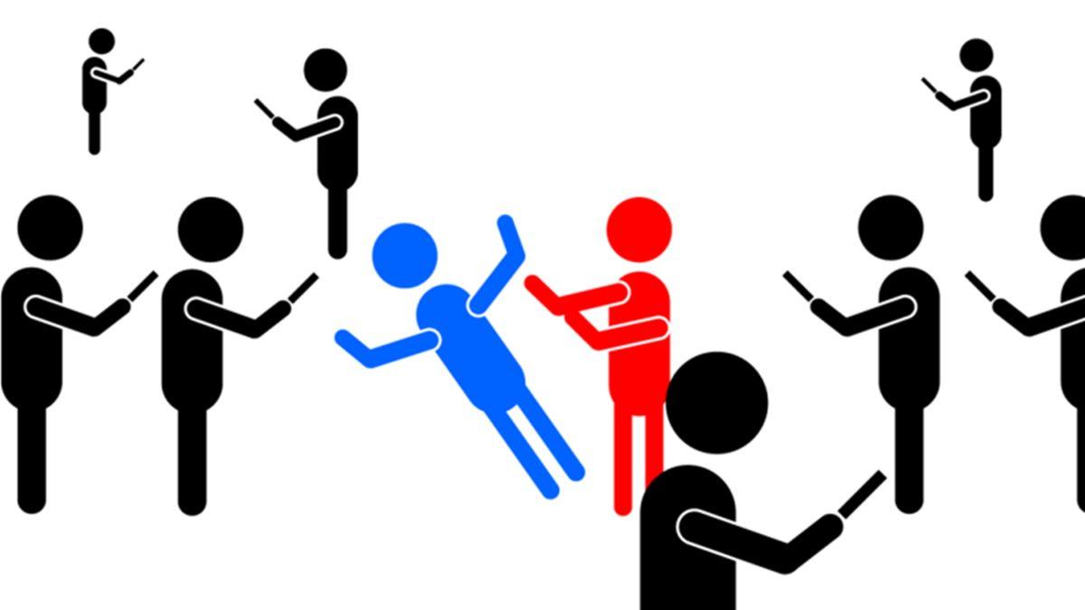 Kendini Yakan Adamı Görünce Selfie Çekmenin, Sokakta Çıplak Dolaşmanın Ardındaki Psikolojik Nedenler: Toplumsal Bir Çöküşte miyiz?