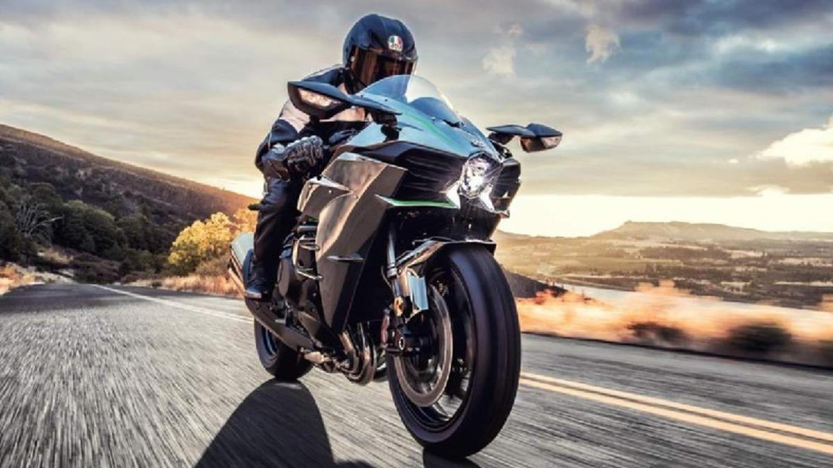 Pistten Kaçıp Yola Girmiş Gibi Çek: İşte 2021 Model Kawasaki Ninja H2R’ın Özellikleri ve Fiyatı(!)
