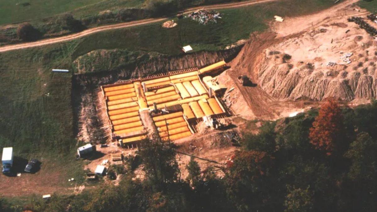 Çılgın Bir Adam 42 Yıl Önce 42 Tane Okul Otobüsü Alıp Toprağa Gömdü: Peki Bunu Yapma Sebebi Neydi?