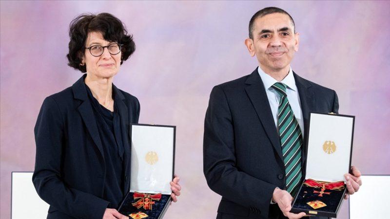Almanya’dan Türk Bilim İnsanları Prof. Dr. Uğur Şahin ve Dr. Özlem Türeci’ye Liyakat Nişanı