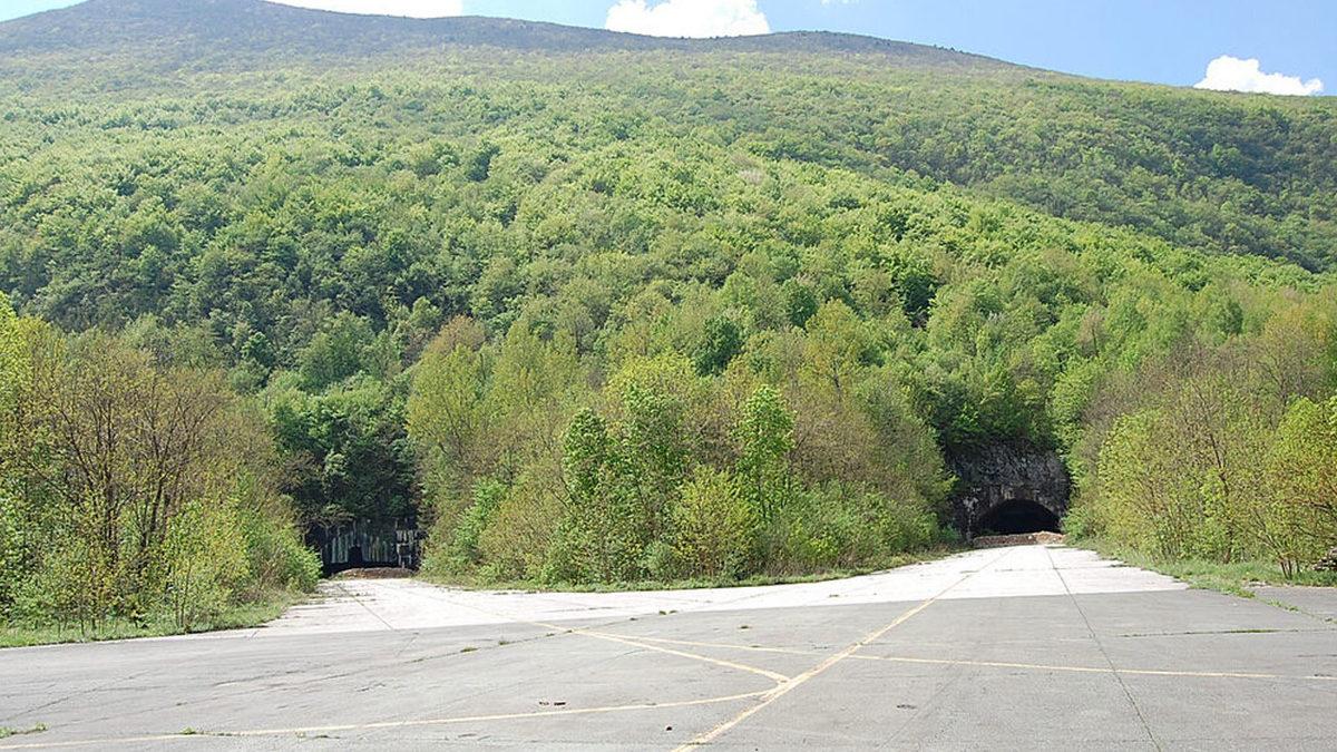 Soğuk Savaş Döneminde Bir Dağın İçine İnşa Edilen Zeljava Hava Üssü’nün Tuhaf Hikayesi