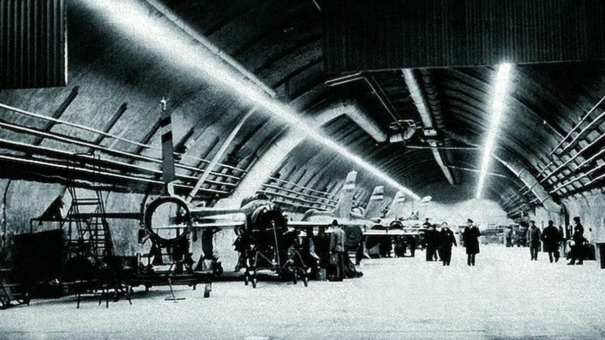 Soğuk Savaş Döneminde Bir Dağın İçine İnşa Edilen Zeljava Hava Üssü’nün Tuhaf Hikayesi