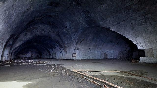 Soğuk Savaş Döneminde Bir Dağın İçine İnşa Edilen Zeljava Hava Üssü’nün Tuhaf Hikayesi