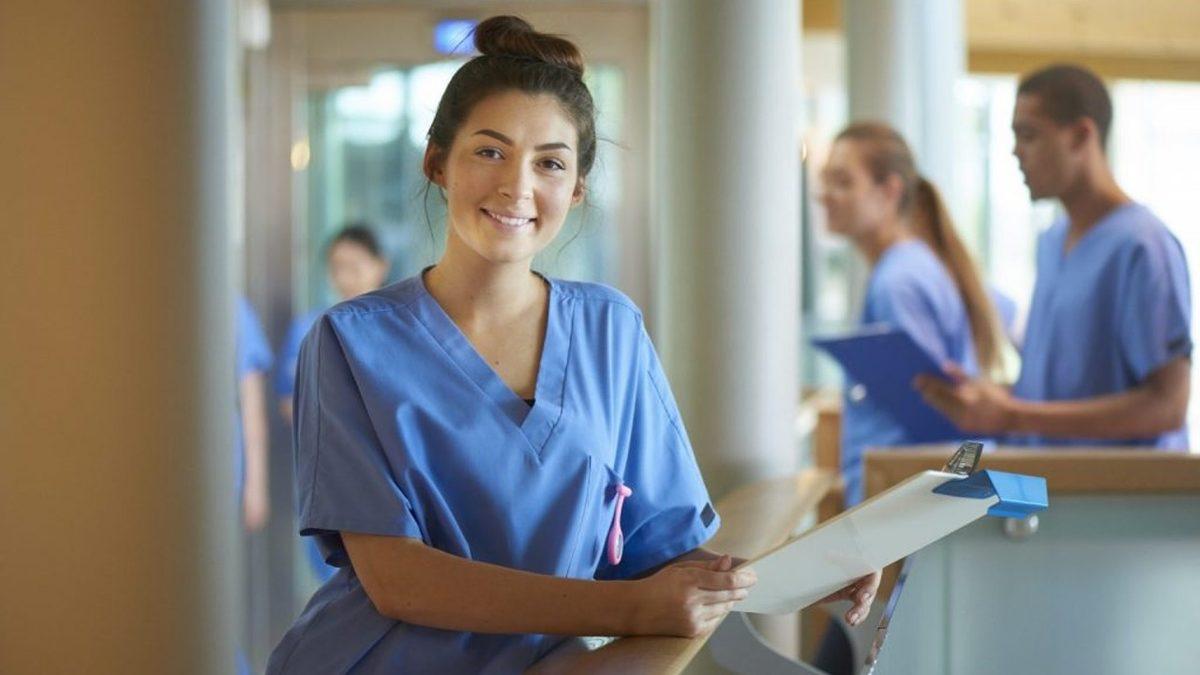 Doktorlar Neden Ameliyat Sırasında Beyaz Değil de Yeşil veya Mavi Önlük Giyerler?