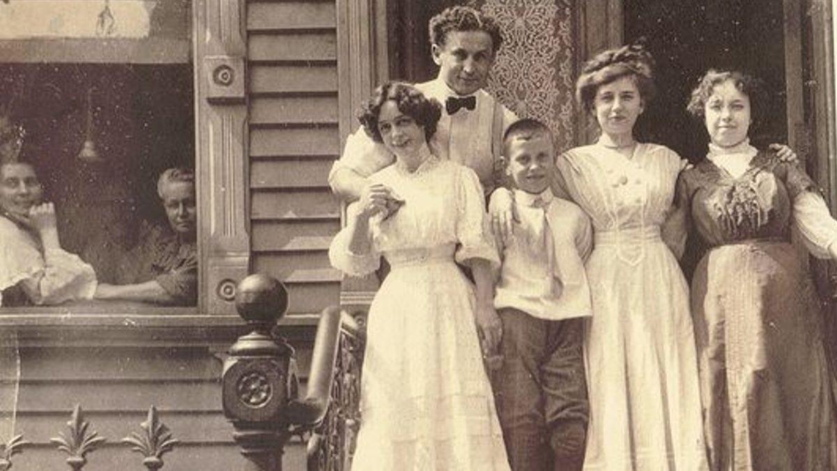 Yıllar Önce Ölmüş Olmasına Rağmen Gösterisi Hâlâ Devam Eden Olağanüstü Sihirbaz: Harry Houdini