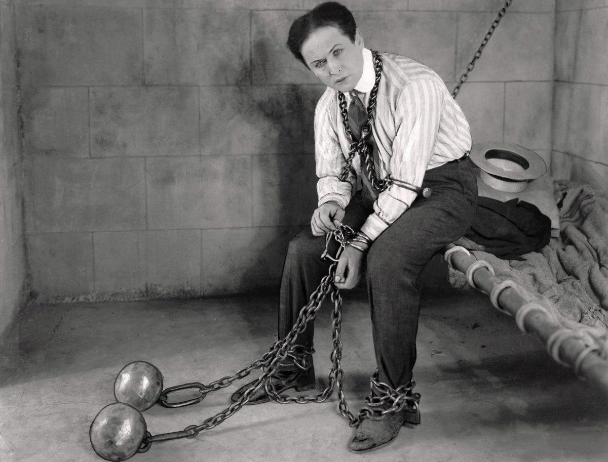 Yıllar Önce Ölmüş Olmasına Rağmen Gösterisi Hâlâ Devam Eden Olağanüstü Sihirbaz: Harry Houdini