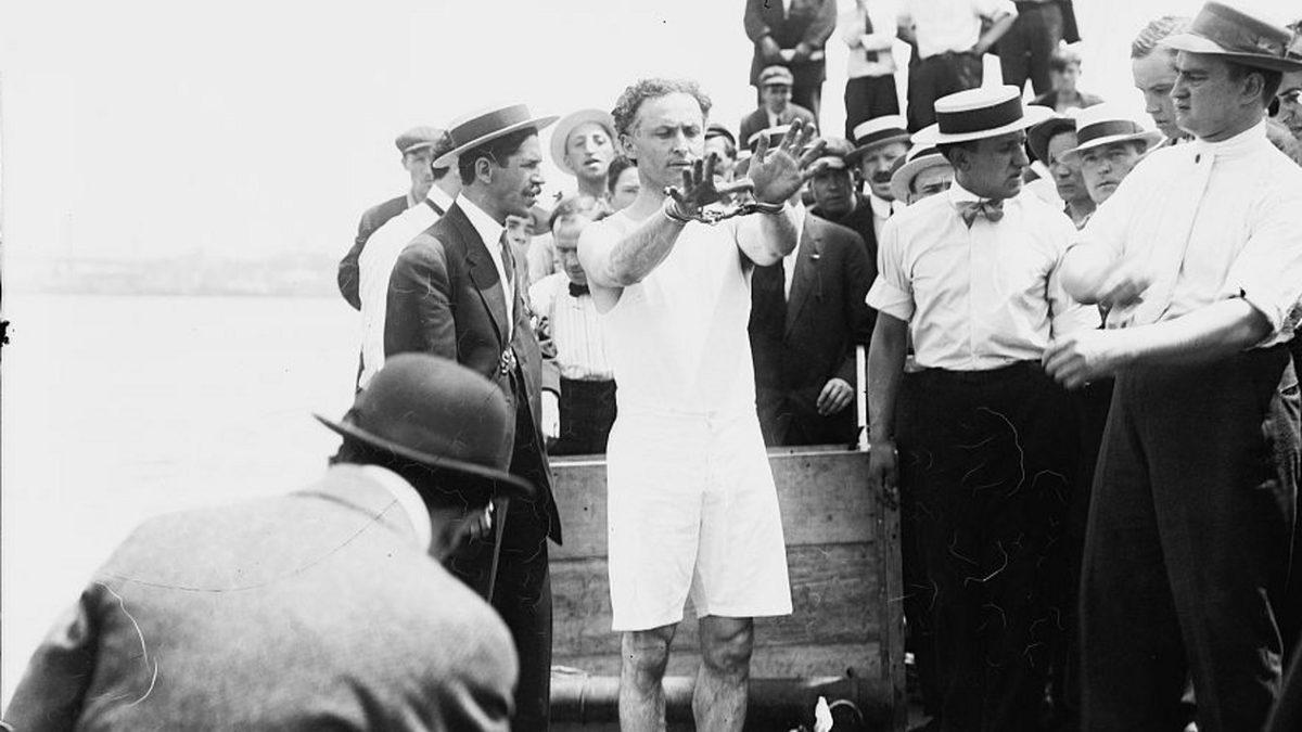 Yıllar Önce Ölmüş Olmasına Rağmen Gösterisi Hâlâ Devam Eden Olağanüstü Sihirbaz: Harry Houdini