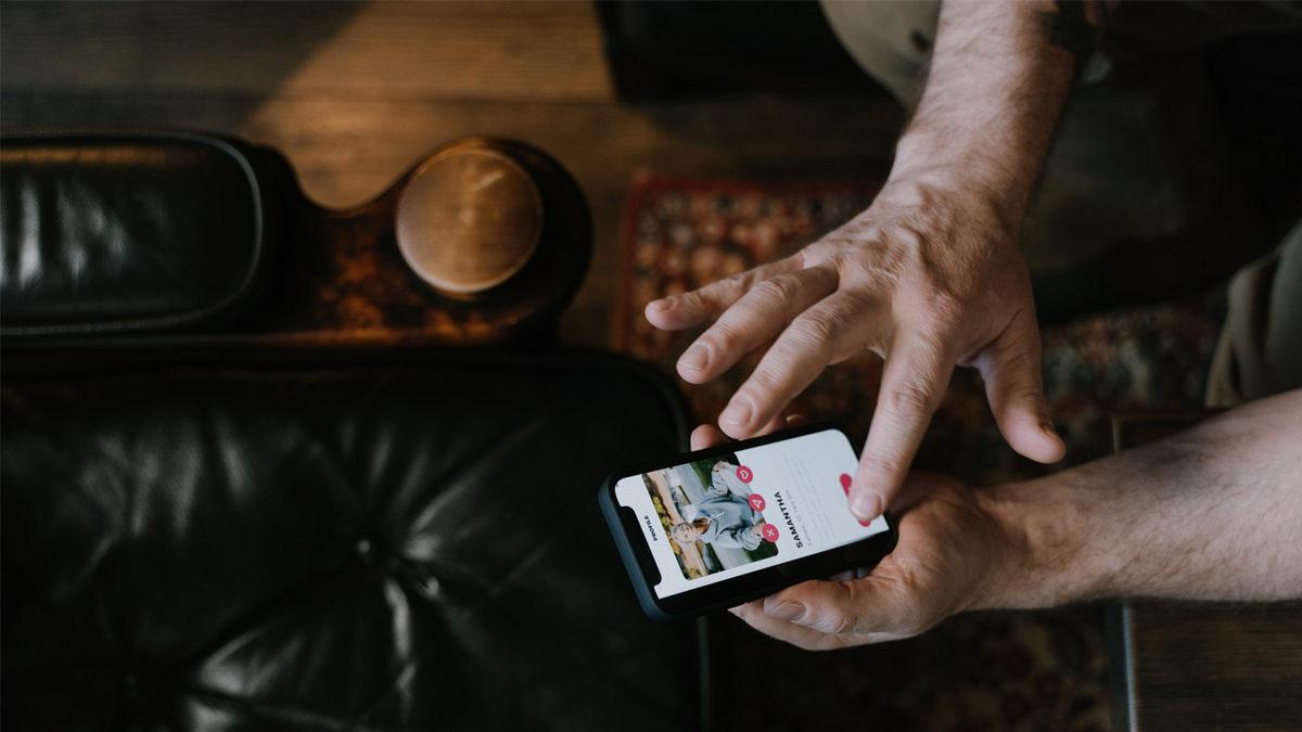 Tinder’da Eşleşen Erkekler İçin Muhabbeti Su Gibi Akıtacak Sohbet Başlatma Taktikleri