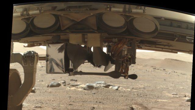 NASA, Mars Helikopteri Ingenuity’nin İlk Fotoğrafını Paylaştı