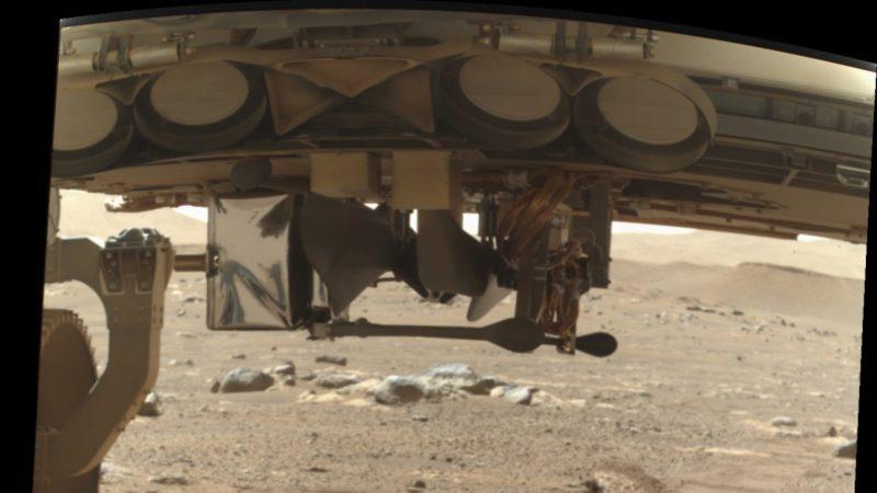 NASA, Mars Helikopteri Ingenuity’nin İlk Fotoğrafını Paylaştı