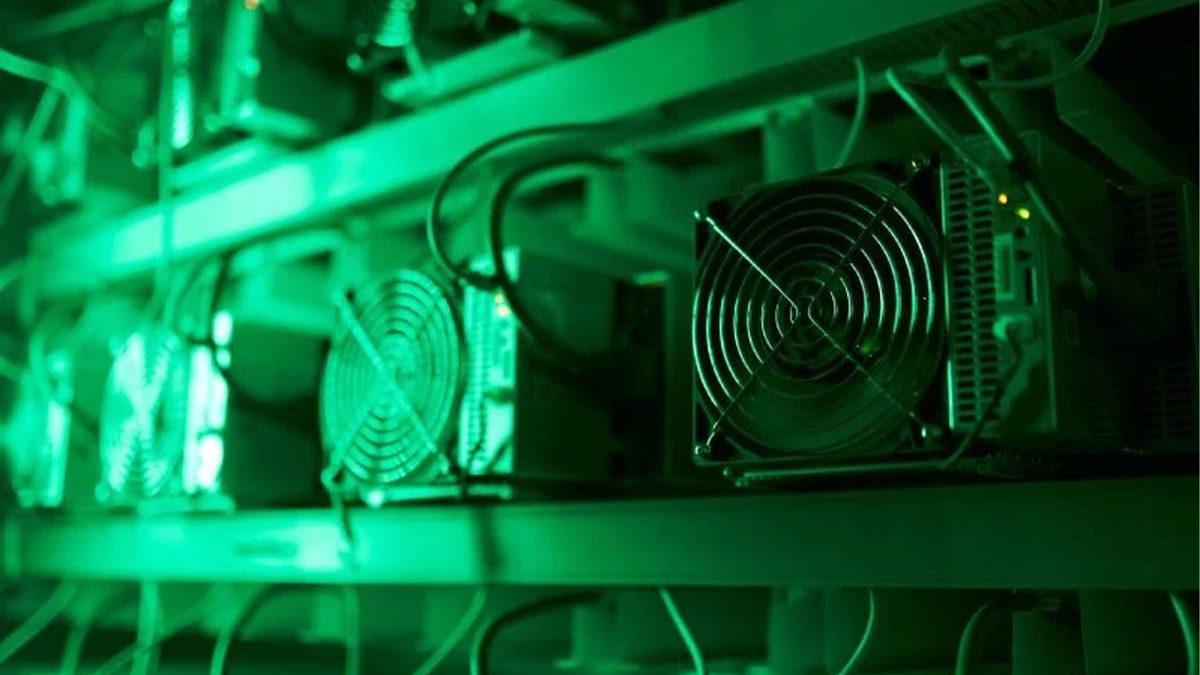Bitcoin’in Sert Düşüşü Madencileri Zorluyor: Makineler Yakında Kapanabilir