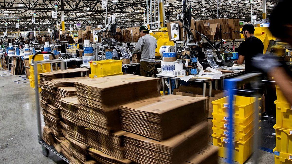 Eski Amazon Çalışanından İtiraf: Çalışanlar, Mesai Sırasında İdrarını Pet Şişeye Yapmak Zorunda Kaldı