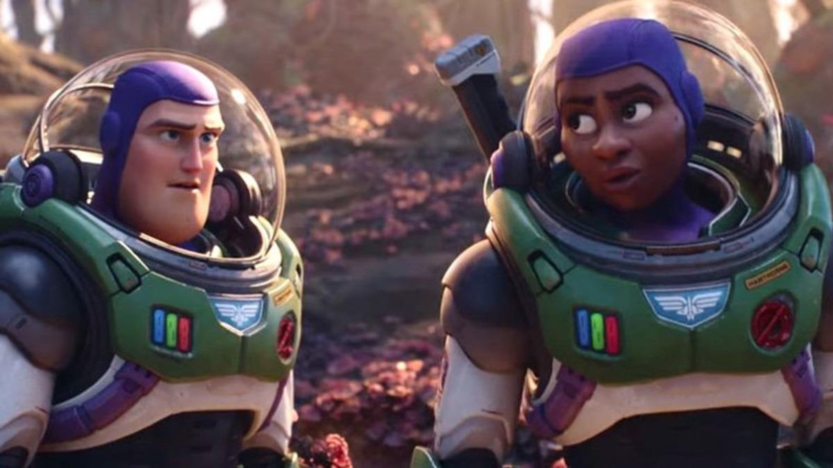 Yeni Oyuncak Hikayesi Filmi ’Lightyear’, Eşcinsel Öpüşme Sahnesi Nedeniyle 14 Ülkede Yasaklandı (Çoğu Orta Doğu’da)