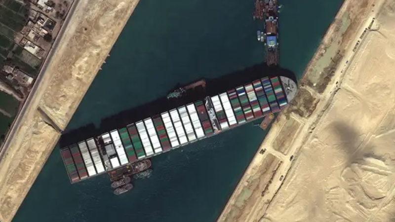 Süveyş Kanalı’nı Tıkayan Dev Geminin Dümeni Kurtarıldı