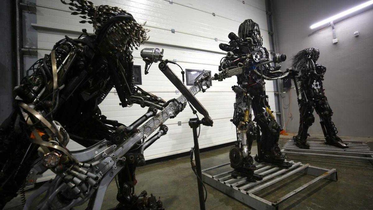 Düzce’de Bir Motor Ustasının Atık Araba Parçalarından İnşa Ettiği Devasa Heykeller