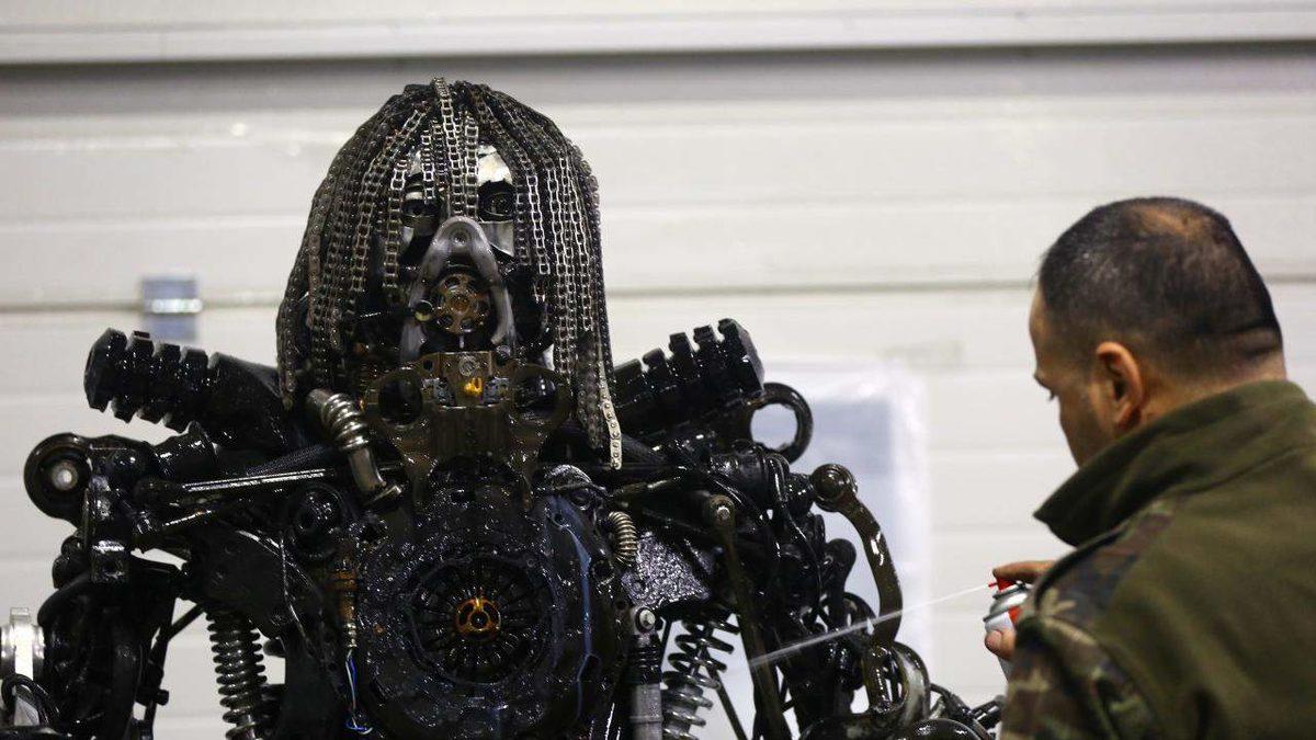 Düzce’de Bir Motor Ustasının Atık Araba Parçalarından İnşa Ettiği Devasa Heykeller