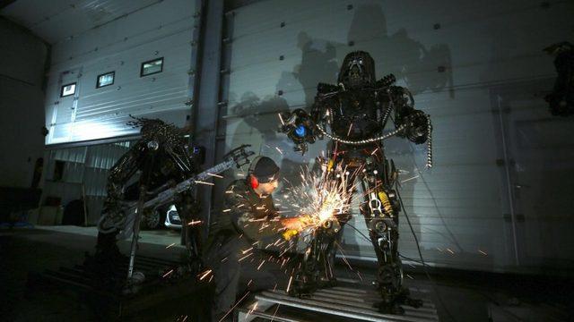 Düzce’de Bir Motor Ustasının Atık Araba Parçalarından İnşa Ettiği Devasa Heykeller