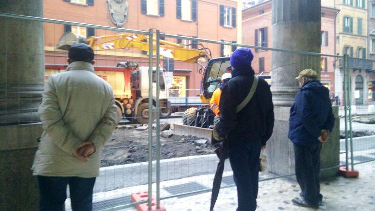 İş Makinesi İzleme Dürtümüzün Altında Yatan Bilimsel Sebep: Işık Görmüş Böcek Gibi Oluyoruz!