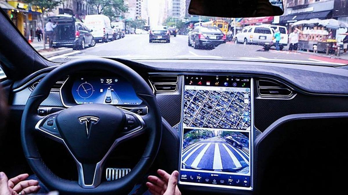 Tesla’nın Gelişmiş Otomatik Pilot Sistemi, Scooter’lara Yenildi [Video]