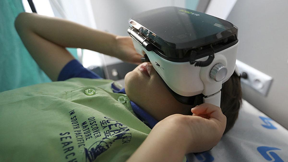 Sünnetten Korkan Çocuklara Sanal Gerçeklik Gözlüğünde Çizgi Film İzletiliyor