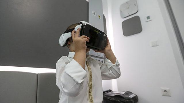 Sünnetten Korkan Çocuklara Sanal Gerçeklik Gözlüğünde Çizgi Film İzletiliyor