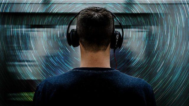 Dinlediği Her Şarkıyı Adeta Yaşayanlar Toplansın: Müzik Dinlemenin Davranışlarımızı Nasıl Etkilediğini Anlatıyoruz!