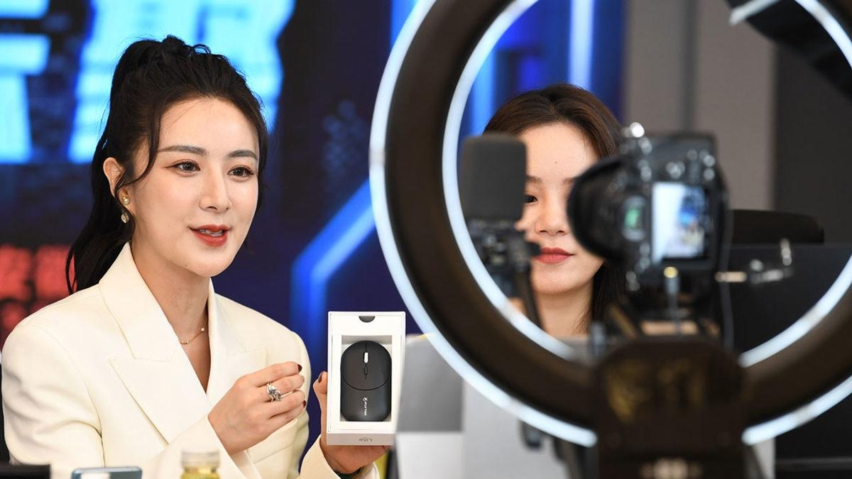 Çin’den Tüm Dünyaya Örnek Olacak Yasa: Sosyal Medya Fenomenleri Eğitimini Almadan Hukuk ve Tıp Hakkında Konuşamayacak!